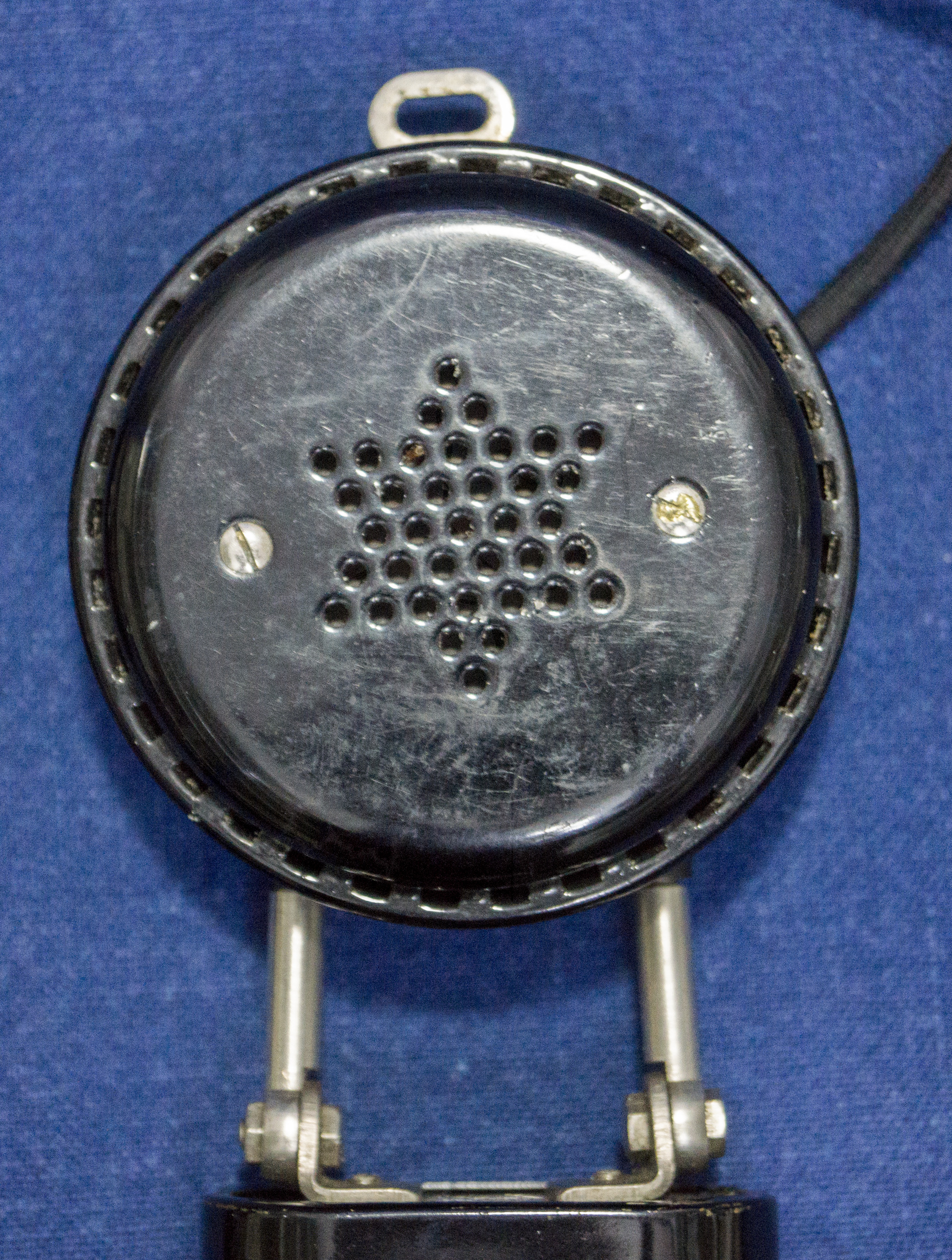 Hörgerät "Ich Höre Alles", ca. 1928/1930, Vorderseite Kohle-Mikrophone
